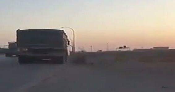 بالفيديو.. سائق شاحنة يتحايل على ساهر ويرتكب مخالفة مرورية