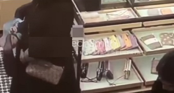 بالفيديو.. امرأتان تسرقان حقائب ثمينة وتخفيانهن داخل العباءة في أحد مدن المملكة