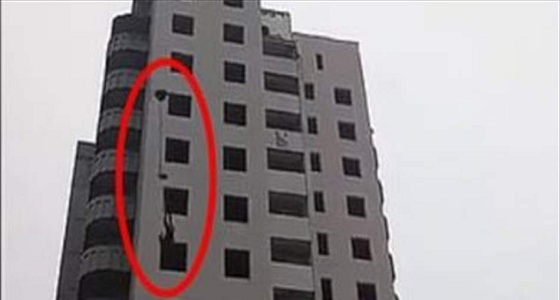 بالفيديو.. &#8221; أم &#8221; توثق لحظة وفاة ابنها وسقوطه من الطابق الـ 14
