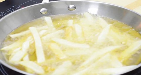 حيلة للتخلص من انتشار رذاذ الزيت أثناء القلي