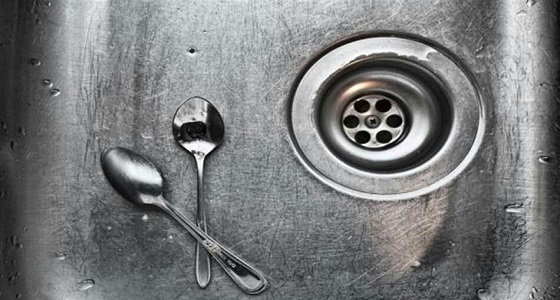 10 أشياء تجنبوا رميها داخل فتحات الصرف الصحي بالمنزل