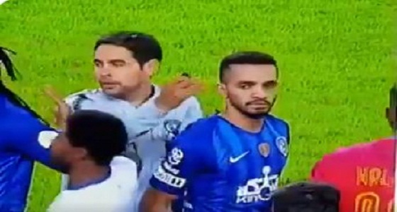 بالفيديو.. طبيب الهلال يخرج شيئًا من ظهر البريك عقب مباراة النصر