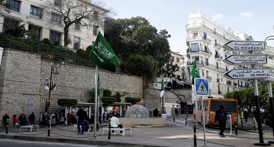 بالصور.. الجزائر تتزين بأعلام المملكة وتطلع إلى ترقية العلاقات الاقتصادية إلى مستوى السياسية
