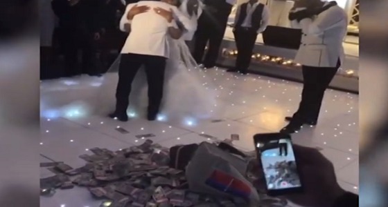 مغني شهير يلقي الأموال في ليلة زفاف والدته
