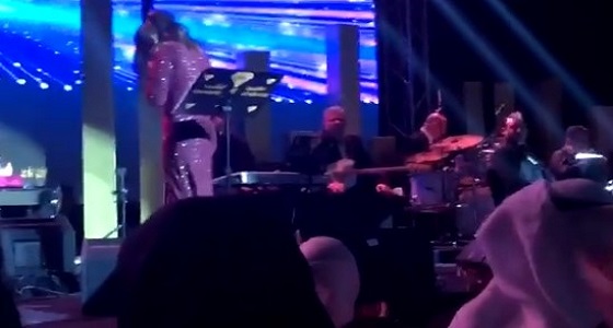 بالفيديو .. شيرين تبكي والدها في حفلها بالكويت وتكشف عن حلم غريب