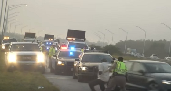 بالفيديو.. رجل شرطة يغامر بحياته لإنقاذ شخص كادت تدهسه سيارة