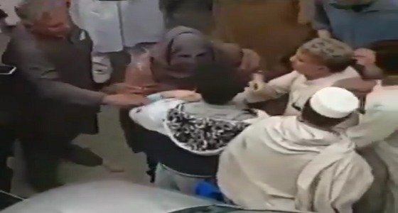 بالفيديو.. امرأتان تضربان رجلين لتحرشهما بهما