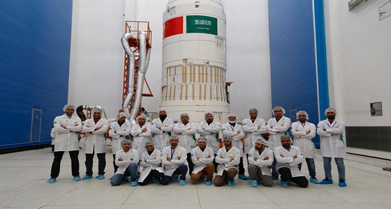 ” لنا الأرض والفضاء ” سعوديون يفخرون بالقمرين.. وولي العهد: طموحنا عنان السماء