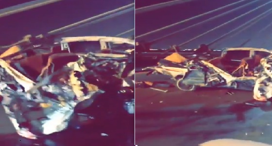 بالفيديو.. حادث مروع يخفي معالم سيارة في الرياض