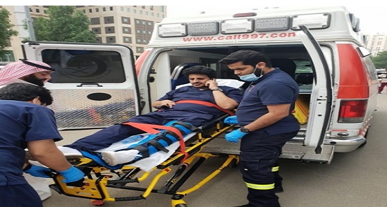 بالصور.. إصابة موظف إثر إغلاق بوابة إلكترونية على ساقه في مكة