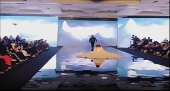 بالفيديو.. فرح الهادي تتعرض لموقف محرج في عرض أزياء