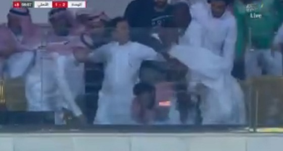 بالفيديو.. لحظة إغماء رئيس الوحدة بعد إحراز هدف الفوز في الأهلي