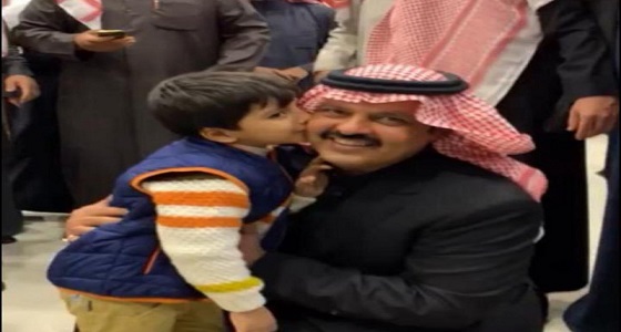 بالفيديو.. أمير حائل يهدي قلمه لطفل بسبب جرأته