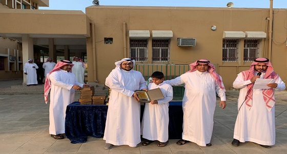 بالصور.. معلم يُكرِّم طلابه برجال ألمع تقديراً لتفوقهم