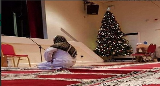 جدل واسع بسبب &#8221; شجرة كريسماس داخل مسجد &#8220;