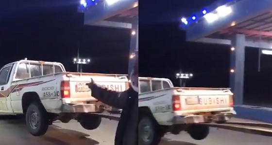 بالفيديو.. مواطن يحتجز مركبة مدين له ويرفض إنزالها قبل سداد المبلغ