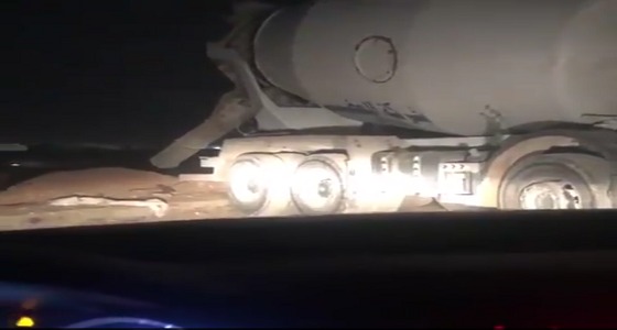 بالفيديو.. عامل يفرغ حمولة شاحنة على أرض غير مخصصة للنفايات بحي الرمال