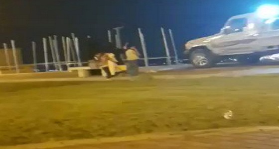 بالفيديو.. شخصان يتجولان بسيارتهما داخل حديقة الأمير محمد بن ناصر ببلغازي