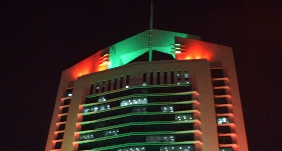 العلم الإماراتي يزين برج وزارة الشؤون الإسلامية بالرياض احتفالاً باليوم الوطني