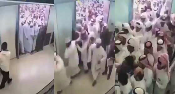 بالفيديو ..  تدافع مهين للقطريين بسرعة جنونية من أجل الإكتتاب بشركة اسهم