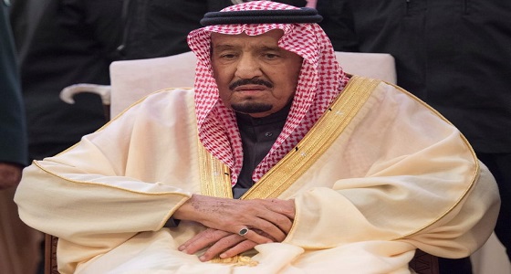 بالفيديو والصور.. خادم الحرمين يؤدي صلاة الميت على الأمير طلال &#8211; رحمه الله