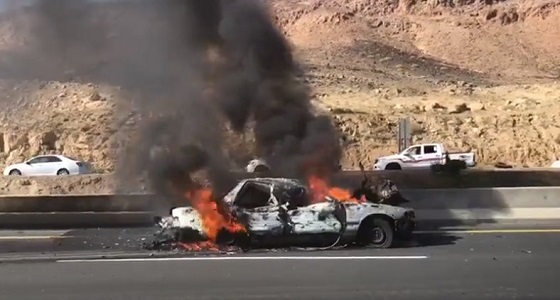 بالفيديو.. النيران تلتهم سيارة وافد بالحرجة.. والأجهزة الأمنية تحقق