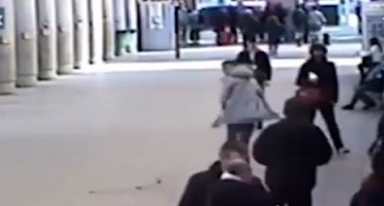 بالفيديو .. لص يقع في شر أعماله خلال ثوان