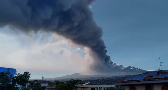 بالفيديو.. ” جبل النار ” يثور في إيطاليا ويتسبب في إغلاق مطار كاتانيا