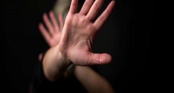 امرأة تلقي بنفسها من الطابق الخامس هربًا من اغتصاب 8 رجال لها