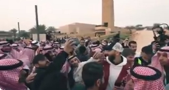 بالفيديو.. الأمير &#8221; محمد بن سلمان &#8221; كسب قلب الشعب بتحطيم البروتوكولات