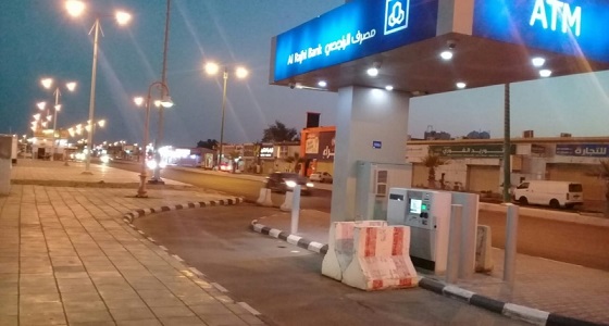 بالفيديو والصور.. حواجز خرسانية توقف التعاملات بمكينة صرف آلي بجازان