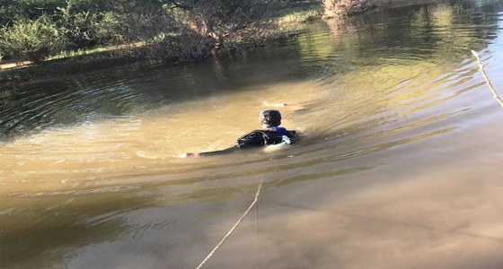 انتشال 3 أطفال ووالدتهم من داخل مستنقع مائي في المهد