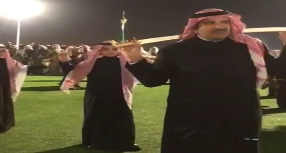 بالفيديو..أمير المدينة المنورة يؤدي العرضة السعودية مع أبنائه بمناسبة زواج كريمة شقيقه