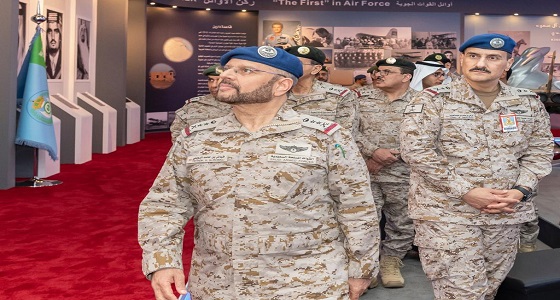 رئيس هيئة الأركان العامة يتفقد جناح وزارة الدفاع في الجنادرية 33