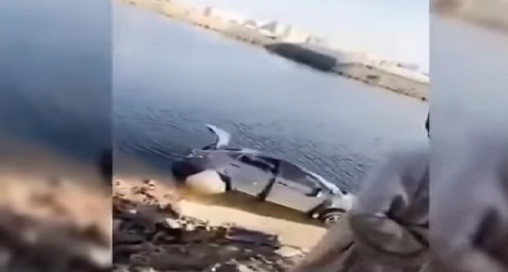 بالفيديو.. سقوط سيارة من أعلى جسر ميناء جدة