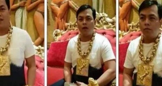 شاهد: رجل أعمال يرتدي 13 كيلو جرام من الذهب.. ويكشف السر!