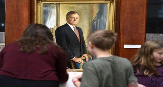 مشهد مؤثر لكلب بوش أثناء تشييع جنازته