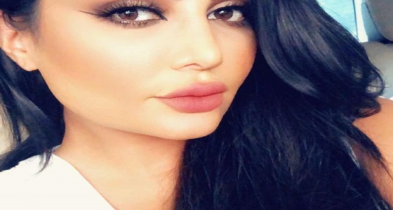 بالفيديو.. شخص يقتحم سيارة أمل العوضي أثناء وجودها في لندن