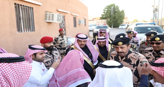 بالصور.. اللواء منصور الشدي ينقل تعازي سمو وزير الداخلية لأسرة الشهيد عبدالله الدوسري