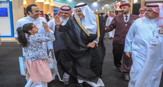 إعجاب كبير بتحية الأمير تركي الفيصل لطفلة في ملتقى ألوان السعودية