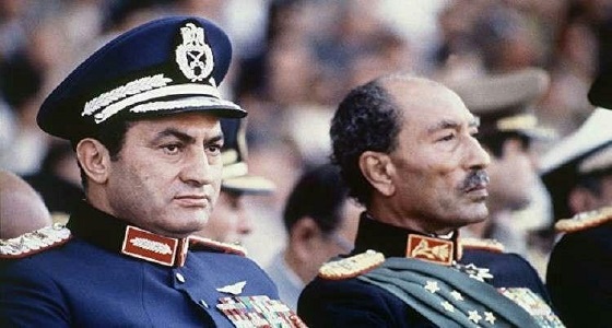 بالفيديو.. الكشف عن اللحظات الأخيرة قبل اغتيال الرئيس السادات في أحداث المنصة