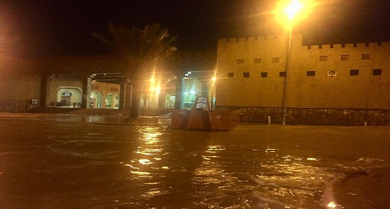 بالفيديو والصور.. إغلاق الشوارع التي دهمتها مياه الأمطار في سكاكا