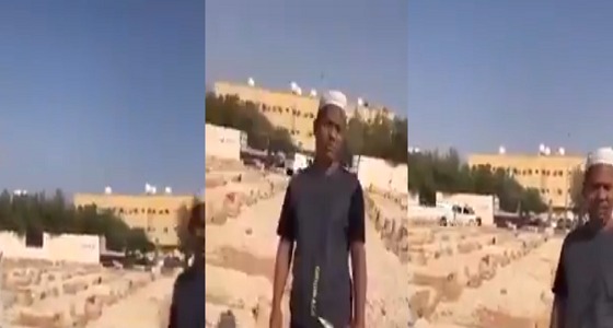 بالفيديو.. عاملان يحرصان على زيارة قبر كفيلهما أسبوعيا منذ وفاته