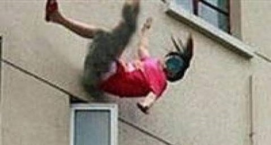 زوج يلقي زوجته من شرفة شقتهما بالطابق الرابع لسبب صادم!