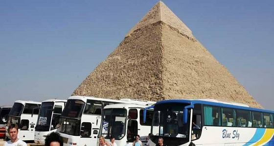 مصر.. سقوط قتلى وجرحى في انفجار عبوة بدائية الصنع داخل حافلة سياحية بالهرم