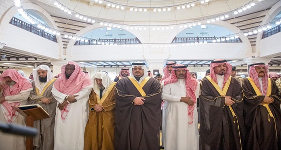 بالصور.. نائب أمير الرياض ينقل تعازي القيادة لأسرة الشهيد العتيبي