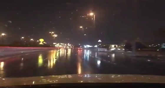 بالفيديو.. هطول أمطار غزيرة على الرياض
