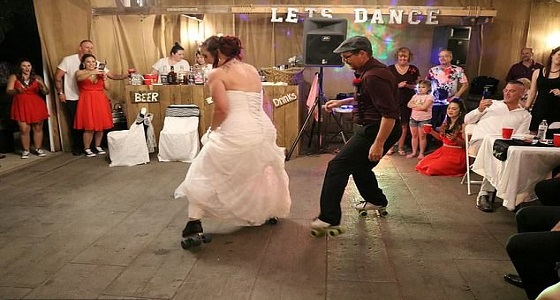 بالصور.. عروس تبهر الحاضرين برقصة على الزلاجات مع والدها