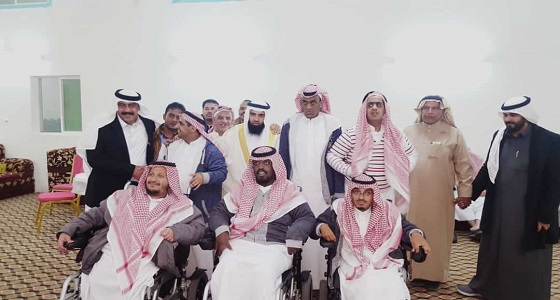 بالصور.. نزلاء مركز  التأهيل الشامل بالباحة يشاركون الدكتور صقر فرحة زواجه
