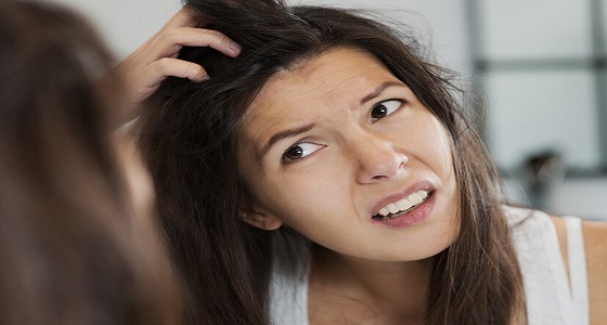 منها استخدام كمية محدودة من الشامبو.. أخطاء تضر شعرك الدهني